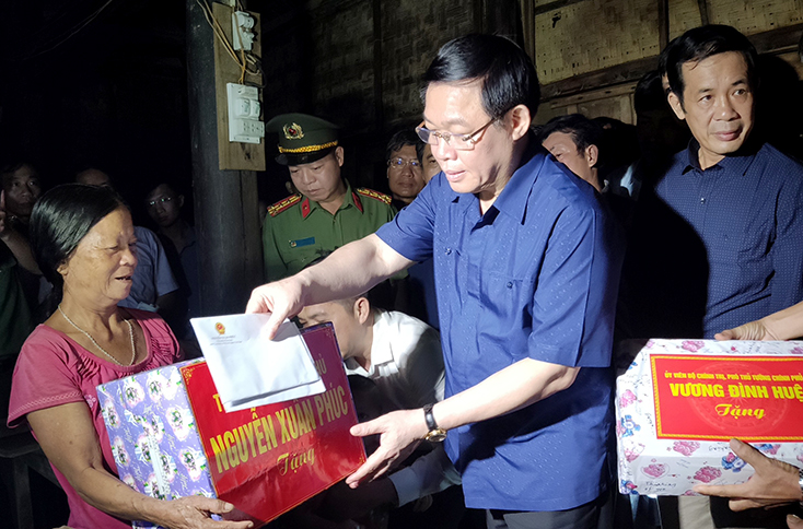 Đồng chí Phó Thủ tướng Vương Đình Huệ tặng quà hộ gia đình bị ngập lụt tại xã Tân Hóa, huyện Minh Hóa.