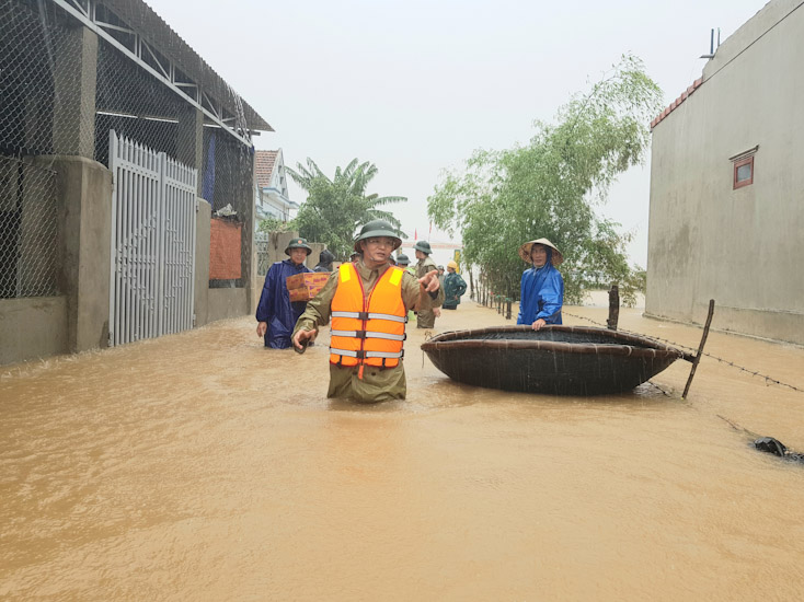 Ngay trong mưa lũ, các đồng chí lãnh đạo tỉnh đã trực tiếp có mặt tại các vùng bị ngập lụt để chỉ đạo, động viên người dân ứng phó.