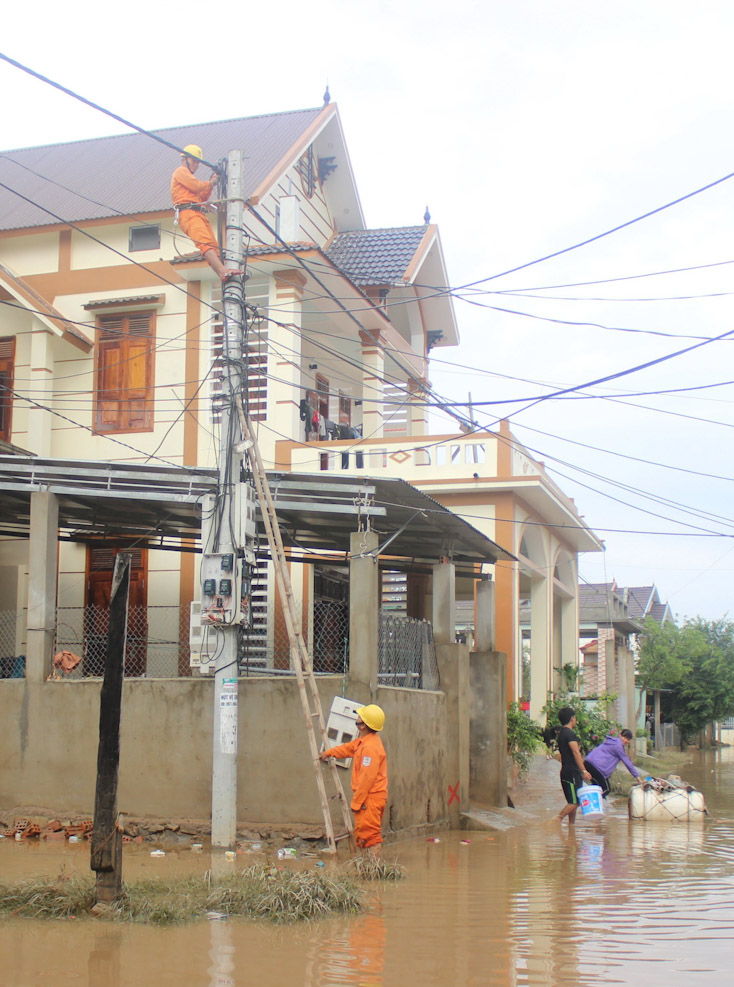 Công nhân Công ty Điện lực Quảng Bình khẩn trương khắc phục hậu quả mưa lũ để cấp điện trở lại cho nhân dân.