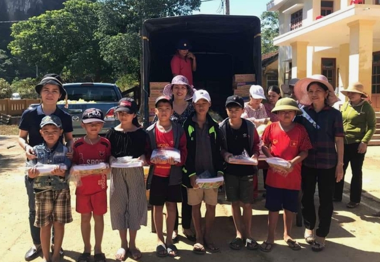 Hội LHPN phường Hải Thành và Cơ sở làng chài Minh Xích trao quà cho các em học sinh vùng lũ huyện Minh Hóa.