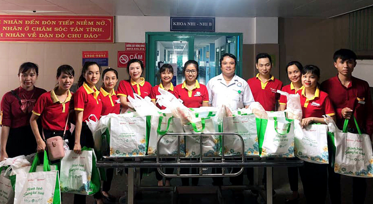 Các nhân viên Siêu thị Vinmart Quảng Bình tặng quà cho các bệnh nhân Khoa Nhi, Bệnh viện hữu nghị Việt Nam-Cuba Đồng Hới trong dịp mưa bão vừa qua.