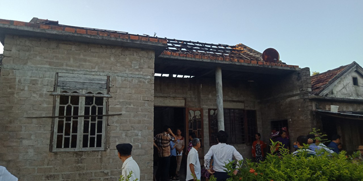 Ngôi nhà chị Thuận bị cháy chỉ còn lại 4 bức tường.