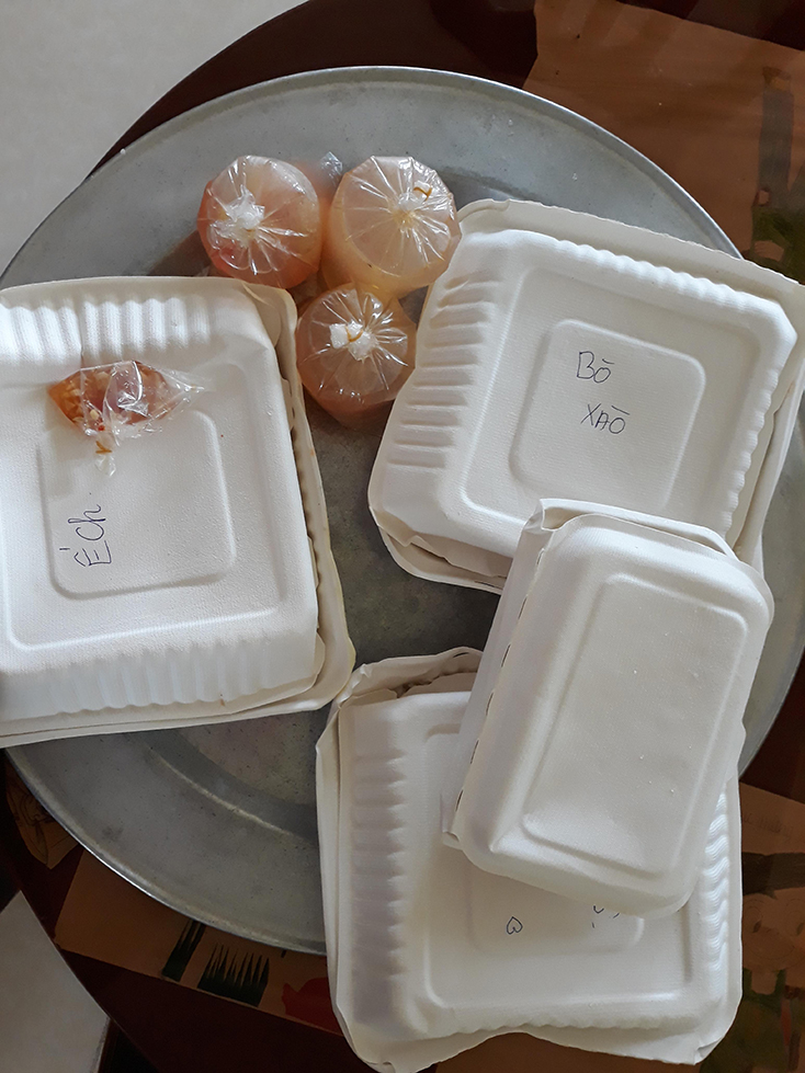 Mặc dù đã đựng cơm, thức ăn trong các hộp giấy nhưng chủ quán Xưa (đường Lý Thường Kiệt) vẫn phải sử dụng túi nilon để đựng canh vì chưa tìm được sản phẩm thay thế phù hợp.