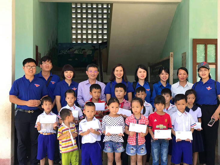 ĐVTN Khối các cơ quan tỉnh tặng quà cho người dân xã Cao Quảng