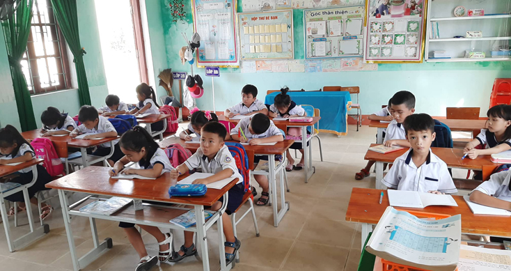 Buổi học đầu tiên sau lễ khai giảng của học sinh vùng cồn bãi xã Quảng Minh (thị xã Ba Đồn).
