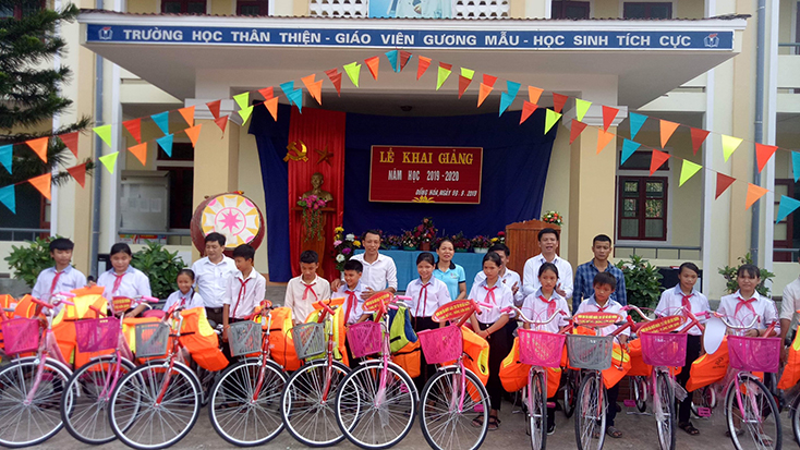  Hình đính kèm bài ... - Nhóm thiện nguyện “Bạn của người nghèo – 73D1” Tuyên Hóa trao xe đạp cho học sinh nghèo tại trường THCS Đồng Hóa, huyện Tuyên Hóa
