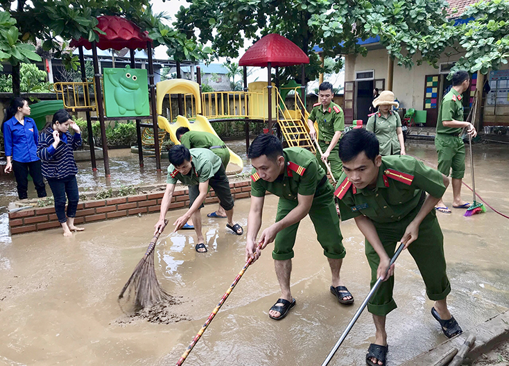 Công an Quảng Bình tập trung vệ sinh trường lớp học để các em học sinh sớm được trở lại trường sau lũ.