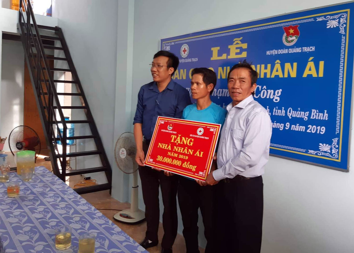 Đại diện Hội Chữ thập đỏ và Huyện đoàn Quảng Trạch bàn giao nhà nhân ái cho anh Phạm Chí Công