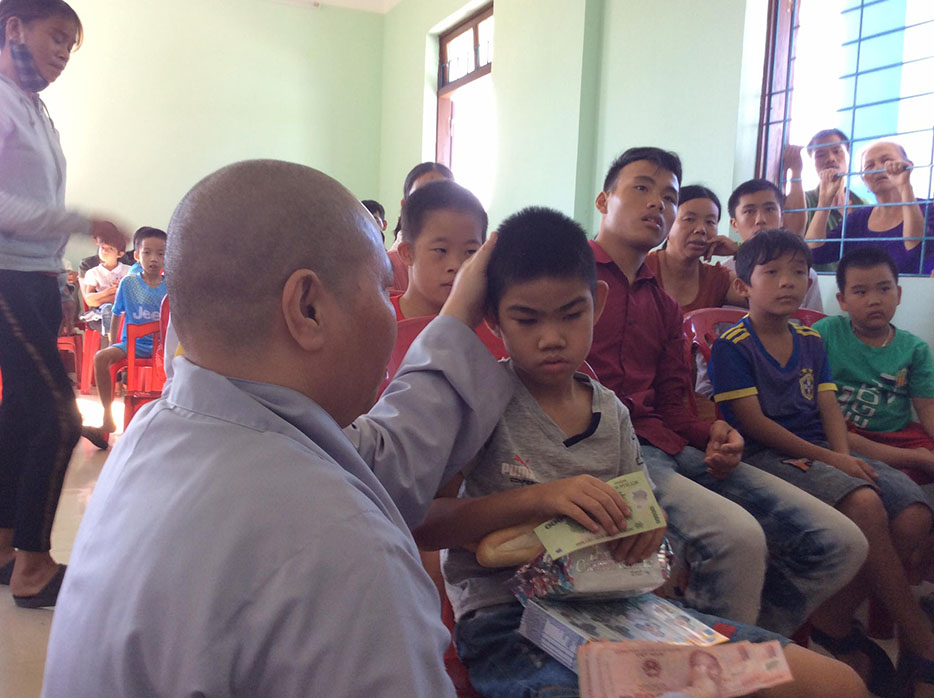  Đoàn trao quà cho các cháu tại Trung tâm PHCN trẻ em khuyết tật huyện Quảng Ninh