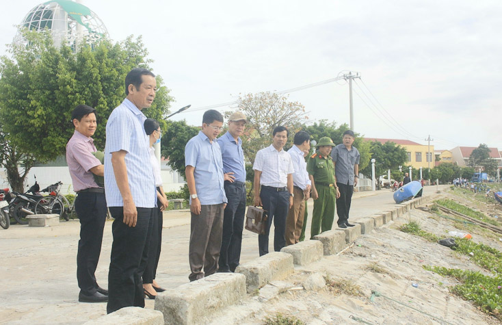 Đồng chí Trần Công Thuật, Chủ tịch UBND tỉnh kiểm tra công tác thu gom, xử lý rác thải khu vực chợ Lý Hòa (xã Hải Trạch, Bố Trạch).