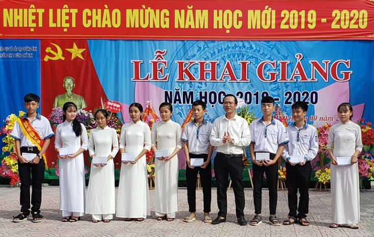 Ông Nguyễn Quang Đại, Chủ tịch Công đoàn BIDV Bắc Quảng Bình trao học bổng cho các em học sinh Trường THPT Lương Thế Vinh (thị xã Ba Đồn).