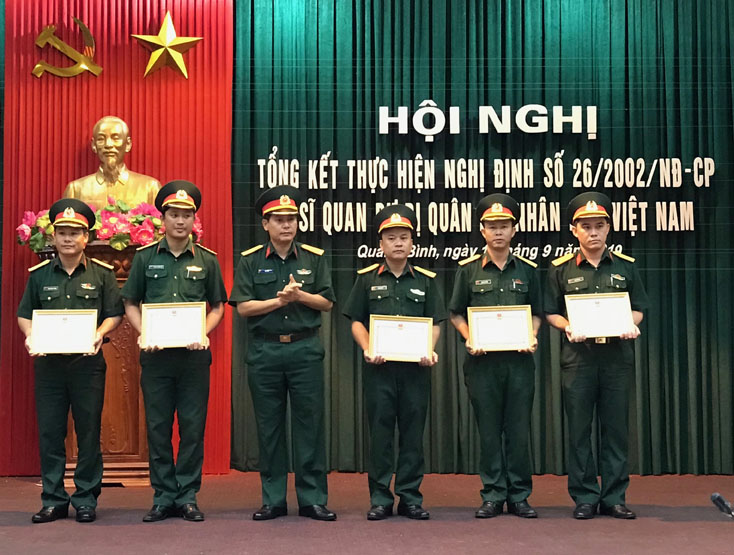 Đồng chí Đại tá Lê Văn Sỹ, Chỉ huy trưởng Bộ Chỉ huy Quân sự tỉnh trao giấy khen 5 tập thể có thành tích xuất sắc trong thực hiện Nghị định số 26 của Chính phủ