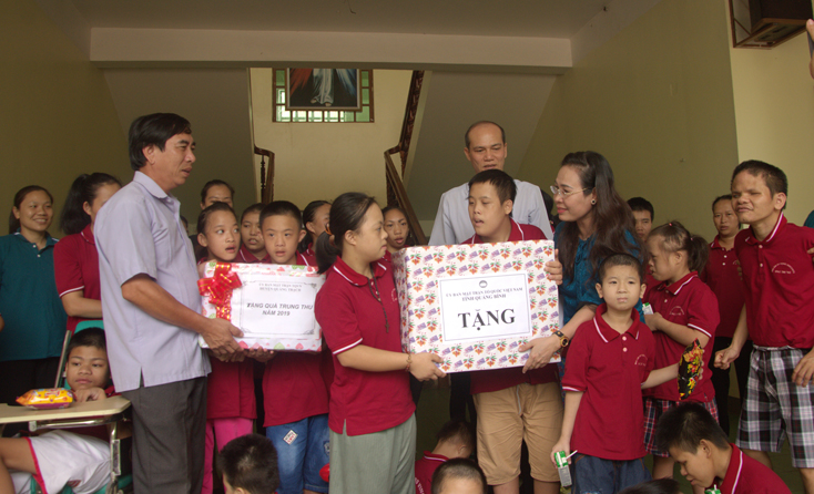 Đồng chí Phạm Thị Hân, Ủy viên Ban Thường vụ Tỉnh ủy, Chủ tịch Ủy ban MTTQVN tỉnh tặng quà cho các cháu ở Trung tâm nuôi dạy trẻ khuyết tật Dòng mến thánh giá Hướng Phương.