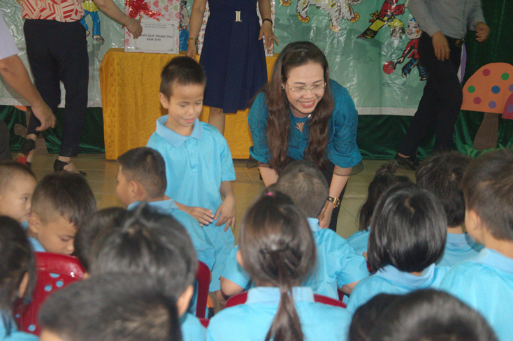 Đồng chí Chủ tịch Ủy ban MTTQVN tỉnh vui tết Trung thu cùng các cháu ở Trung tâm giáo dục trẻ khuyết tật xã Quảng Xuân. 