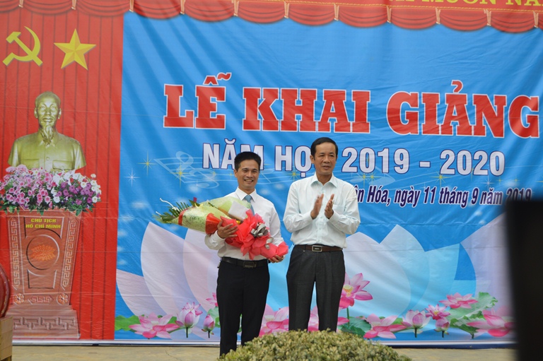 Đồng chí Chủ tịch UBND tỉnh Trần Công Thuật tặng hoa và quà cho Trường THCS Tân Hóa
