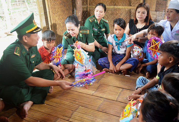 Bộ chỉ huy BĐBP tỉnh đến thăm, trao quà trung thu cho các em thiếu nhi ở các bản vùng sâu, vùng xa xã Thượng Trạch.