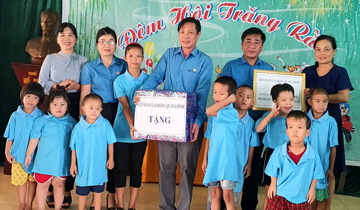 Lãnh đạo LĐLĐ tỉnh trao quà cho các cháu ở Trung tâm giáo dục trẻ khuyết tật Quảng Trạch