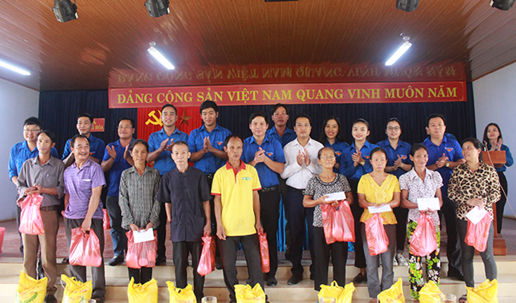 Đoàn Khối Doanh nghiệp tỉnh trao quà cho người dân xã Thạch Hóa, huyện Tuyên Hóa