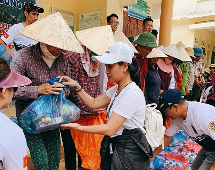 Các món quà hỗ trợ được trao đến tận tay bà con vùng lũ xã Tân Hóa, huyện Minh Hóa