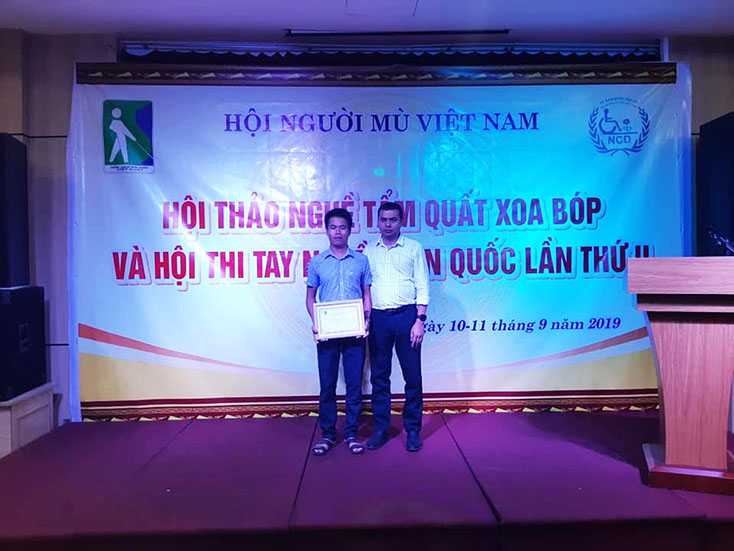 Ban tổ chức trao giải nhất cho thí sinh Trần Xuân Thành.