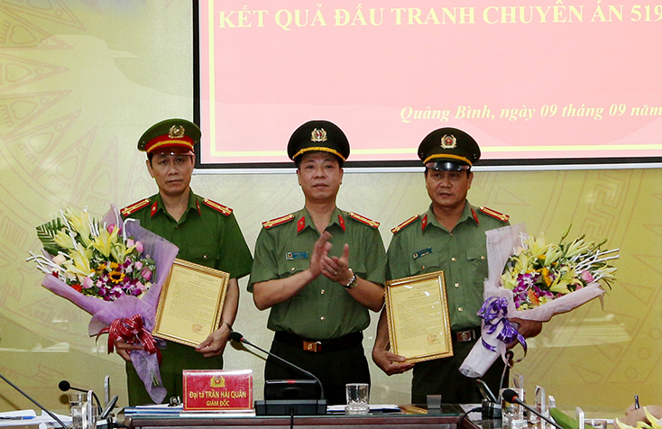 Đại tá Trần Hải Quân, Giám đốc Công an tỉnh thưởng nóng cho các đơn vị.