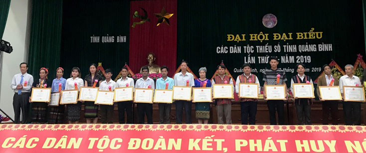 Đồng chí Chủ tịch UBND tỉnh Trần Công Thuật tặng bằng khen cho các tập thể và cá nhân 