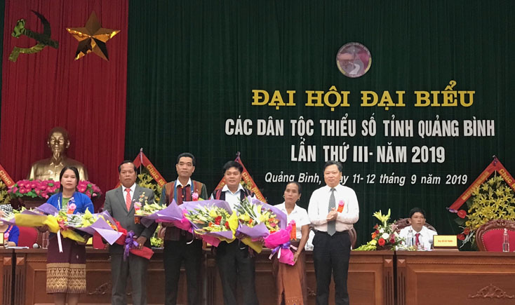 Đồng chí Phó Chủ tịch UBND tỉnh Nguyễn Tiến Hoàng tặng hoa chúc mừng các đại biểu chính thức đi dự Đại hội Đại biểu toàn quốc các DTTS Việt Nam lần thứ II, năm 2020