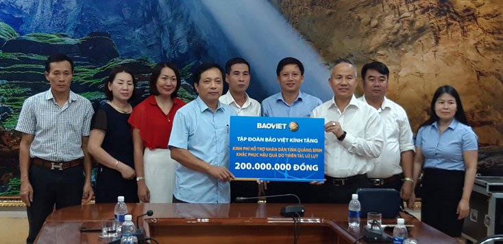 Ông Đào Đình Ty, Chủ tịch Tập đoàn Bảo Việt trao số tiền ủng hộ 200 triệu đồng cho đại diện lãnh đạo Ủy ban MTTQVN tỉnh 