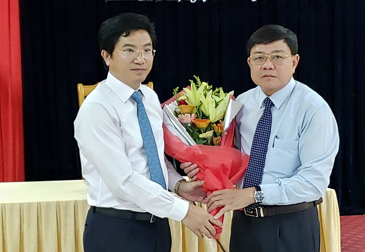 Đồng chí Trương An Ninh, Bí thư Thị ủy Ba Đồn tặng hoa chúc mừng đồng chí Đoàn Minh Thọ.