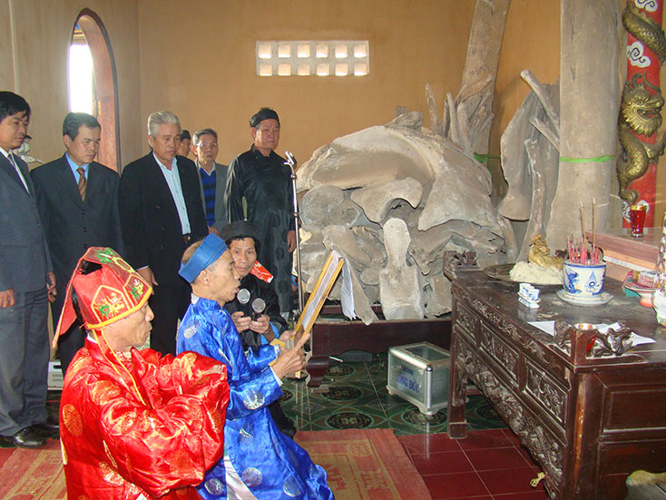 Lễ tế linh ngư-một phần của lễ hội cầu ngư hằng năm tại xã Cảnh Dương, nơi lưu giữ, phụng thờ hai bộ xương cá voi mà người dân làng biển tôn xưng là cá Ông và cá Bà. (Ảnh: A.T)
