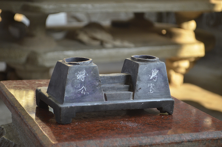 Ống bút bằng đá được lưu giữ tại gia đình ông Hoàng Minh Tùng (Hải Trạch, Bố Trạch).