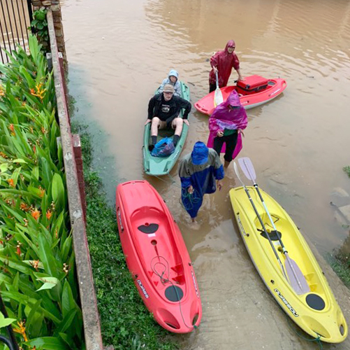 Du khách trải nghiệm nước lũ tại Phong Nha. 
