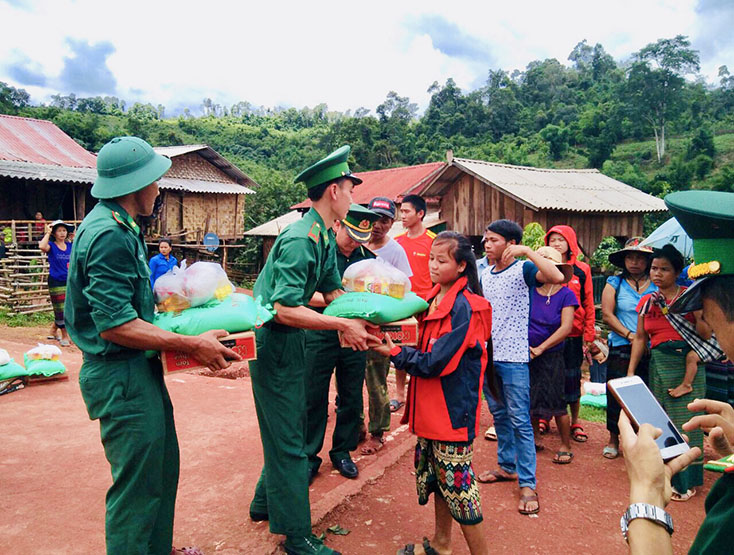 Trên 2.000 suất quà được BĐBP Quảng Bình trao tận tay cho đồng bào và các cháu học sinh nơi biên giới