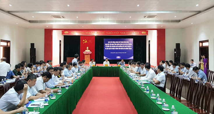 Phó Thủ tướng Trịnh Đình Dũng chủ trì buổi làm việc với UBND tỉnh Quảng Bình và các địa phương có tuyến đường dây 500kV mạch 3 đi qua.