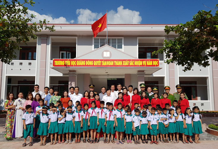 Đồng chí Trịnh Đình Dũng thăm, tặng quà trung thu và chụp ảnh lưu niệm cùng tập thể cán bộ, giáo viên Trường Mầm non và Trường Tiểu học xã Quảng Đông (Quảng Trạch).
