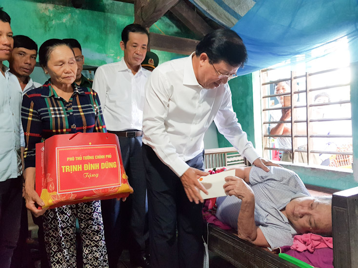 Phó Thủ tướng Trịnh Đình Dũng thăm gia đình chính sách tại thôn Đông Hưng, xã Quảng Đông (Quảng Trạch).