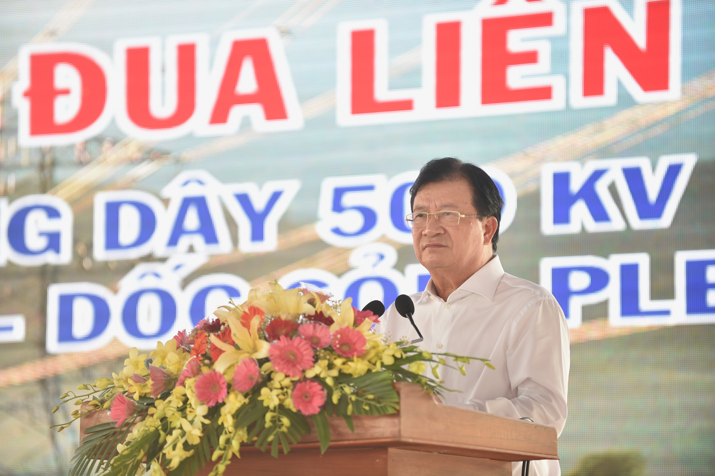 Phó Thủ tướng Trịnh Đình Dũng phát biểu tại lễ phát động thi đua liên kết thi công xây dựng công trình đường dây 500kV mạch 3 