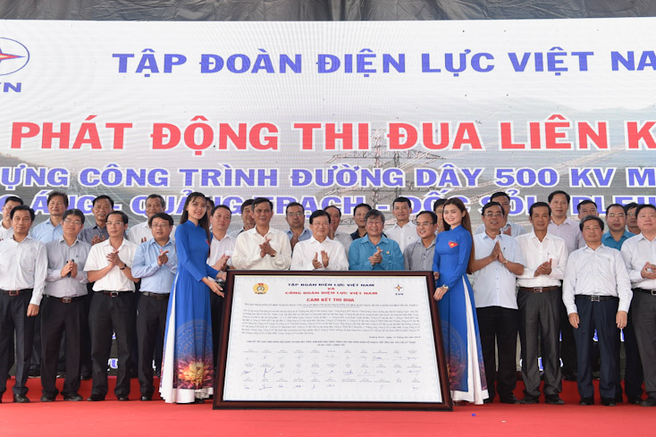 Phó Thủ tướng Trịnh Đình Dũng và các đại biểu chụp ảnh lưu niệm với Chủ đầu tư, các đơn vị thi công các dự án dường dây 500kV mạch 3.