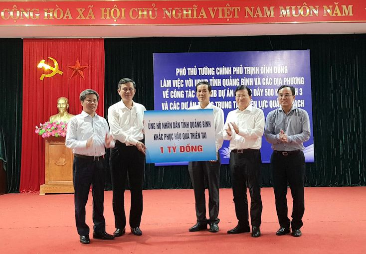 Phó Thủ tướng Trịnh Đình Dũng tham gia trao tượng trưng số tiền 1 tỷ đồng của Tập đoàn Điện lực Việt Nam ủng hộ đồng bào Quảng Bình thiệt hại do đợt mưa lũ vừa qua.