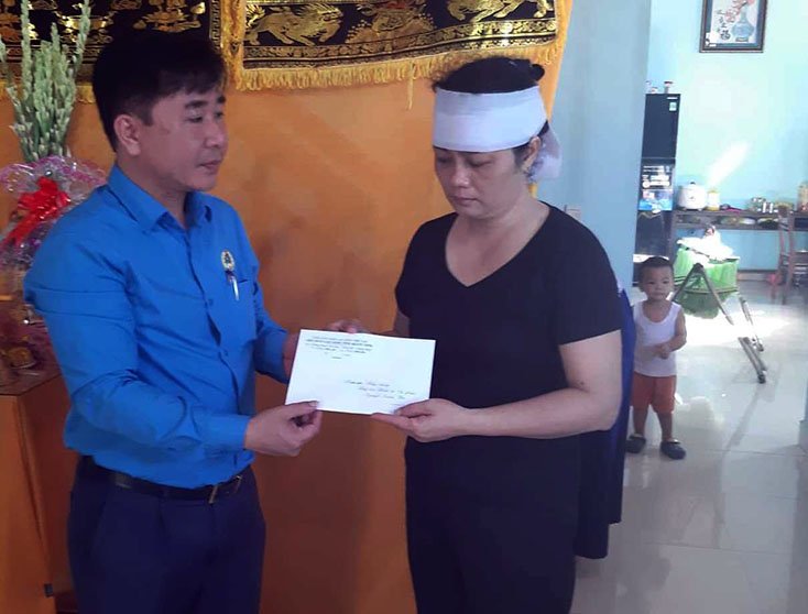 Lãnh đạo LĐLĐ tỉnh trao tiền hỗ trợ cho gia đình chiến sỹ  Nguyễn Xuân Tài