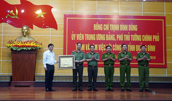 Phó Thủ tướng Chính phủ Trịnh Đình Dũng tặng quà cho cán bộ, chiến sĩ