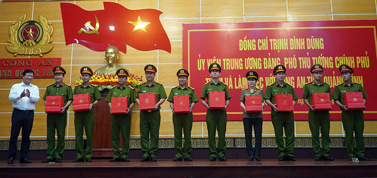 Phó Thủ tướng Chính phủ Trịnh Đình Dũng tặng quà cho cán bộ, chiến sĩ