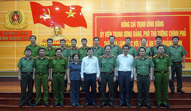Phó Thủ tướng Chính phủ Trịnh Đình Dũng và các đồng chí lãnh đạp tỉnh  chụp ảnh lưu niệm với cán bộ, chiến sĩ Công an tỉnh