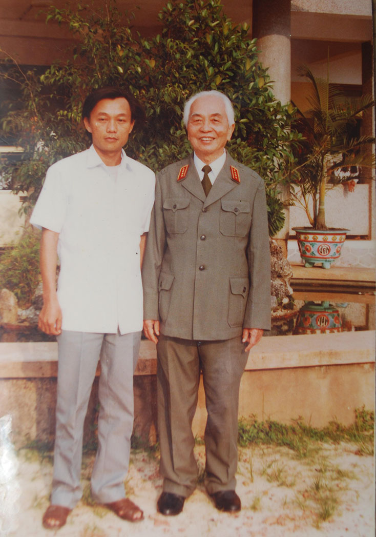Đại tướng Võ Nguyên Giáp chụp ảnh lưu niệm cùng ông Cao Văn Đàn (năm 1992). 