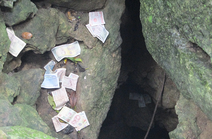 Tiền du khách ném xuống hang trên núi Thần Đinh.