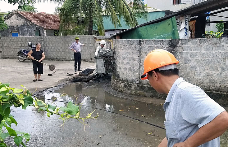 Công nhân Công ty cổ phần môi trường và phát triển đô thị Quảng Bình và người dân địa phương tham gia tu sửa, nạo vét hệ thống cống thoát nước tại tổ dân phố 6, phường Hải Thành.