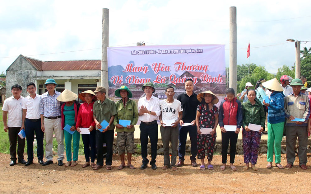 Đại diện lãnh đạo Ủy ban MTTQVN tỉnh trao quà cho các hộ tại xã Minh Hóa (huyện Minh Hóa)   