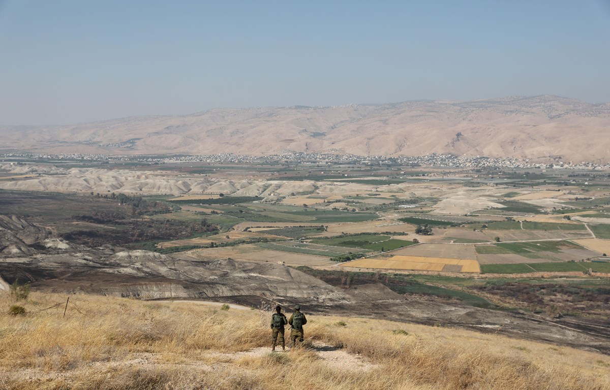 Binh sỹ Israel gác tại tiền đồn ở thung lũng Jordan, nằm giữa thành phố Beit Shean và Khu Bờ Tây ngày 23-6-2019. (Ảnh: AFP/TTXVN)