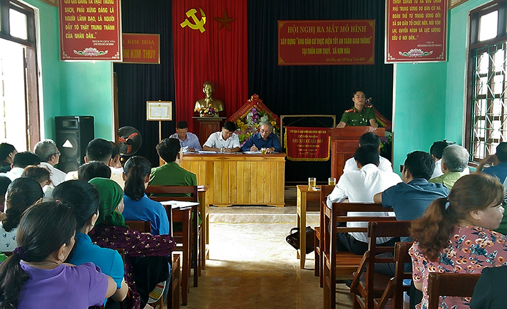 Hội nghị ra mắt mô hình “KDC thực hiện tốt ATGT” tại thôn Kim Thủy, xã Kim Hóa, huyện Tuyên Hóa.   