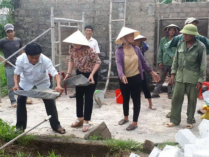 Hội LHPN huyện Quảng Trạch và chính quyền địa phương khởi công xây dựng “Mái ấm tình thương” cho chị Đặng Thị Cúc.